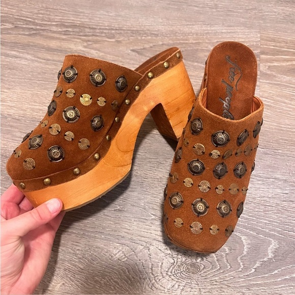 FREE PEOPLE Brown Suede Metal Embellished Slip On Heeled Claudia Clogs Size 8 - Picture 9 of 15